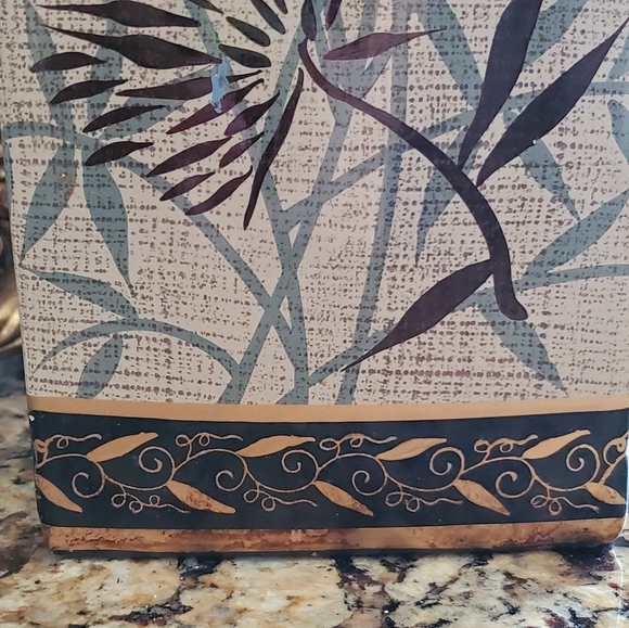 Elegant ceramic vase with bamboo leaves design - Picture 3 of 7